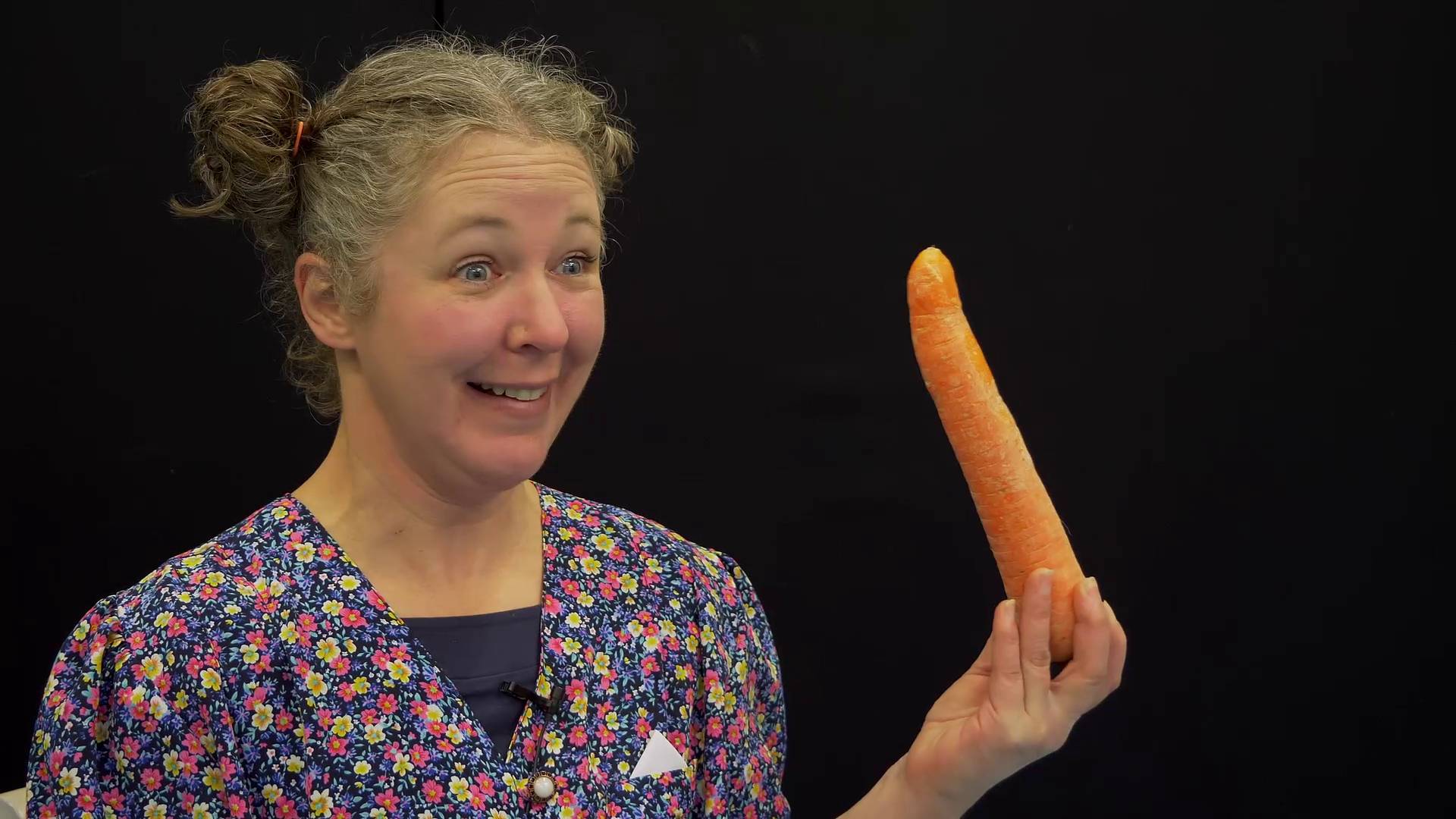 Bonheur Ménager. Elle offre une carotte à son robot